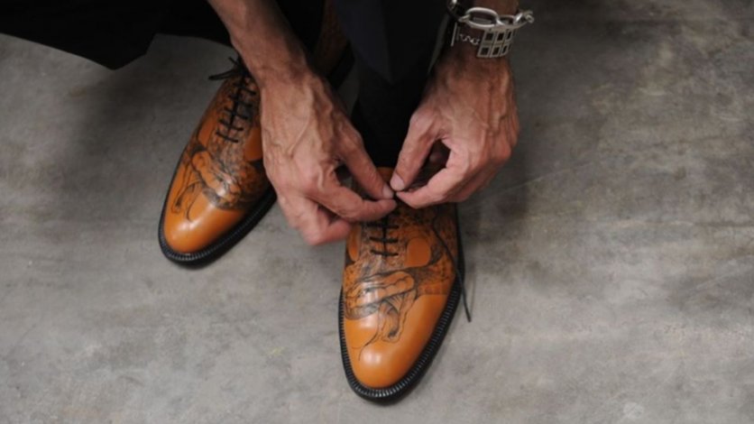 Tatuajes, incrustaciones y brillos, lo nuevo en zapatos para hombres