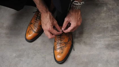 Tatuajes, incrustaciones y brillos, lo nuevo en zapatos para hombres