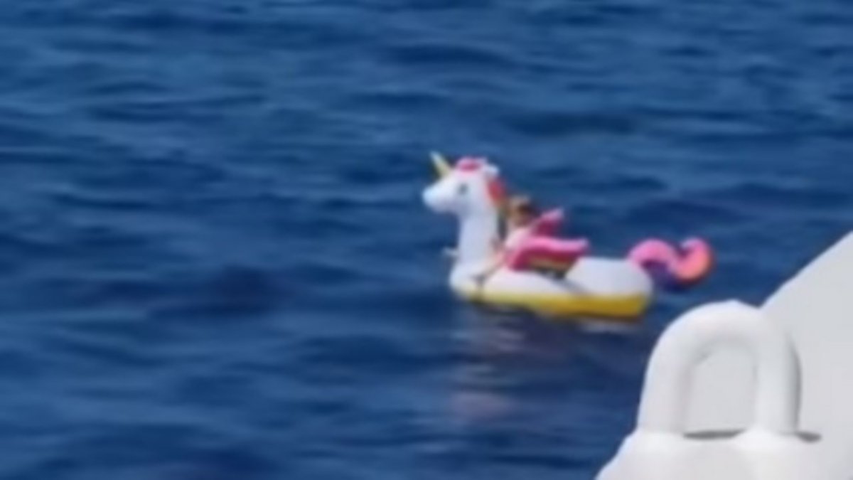 Rescatan a una nena que flotaba en su unicornio