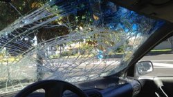 "Mové el culito nena" y ella le reventó el parabrisas de un piedrazo