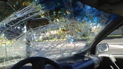 "Mové el culito nena" y ella le reventó el parabrisas de un piedrazo