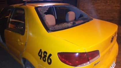 Un pibe a los piedrazos provocó otra bronca de taxistas