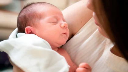 El bebé que dice "Hola" con 8 semanas de vida