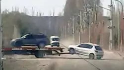 Quiso huir de un control con un policía agarrado a la puerta