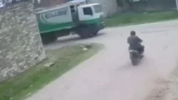 ¡Se salvó de milagro! Un camionero imprudente le aplastó la moto