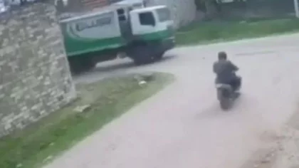 ¡Se salvó de milagro! Un camionero imprudente le aplastó la moto