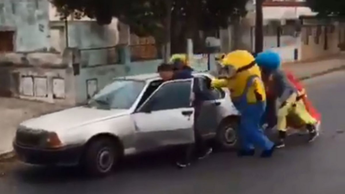 Se le quedó el auto y lo ayudaron 4 payasos, un Minion y Spider-Man