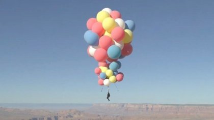Un ilusionista voló a 7.600 metros colgado de globos