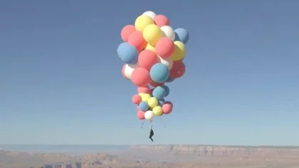 Un ilusionista voló a 7.600 metros colgado de globos