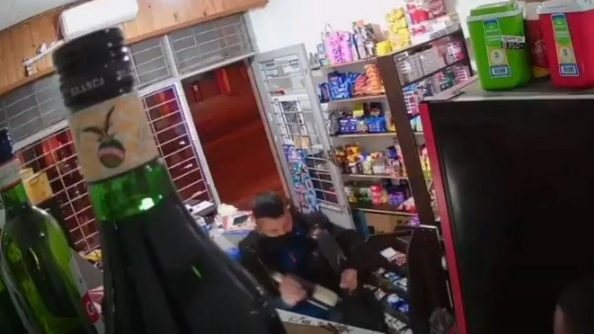 Ladrones con barbijo arrasaron un kiosco... no se salvó ni el fernet