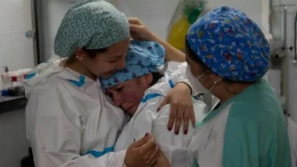 “Se me murió”: El drama de los médicos y enfermeros