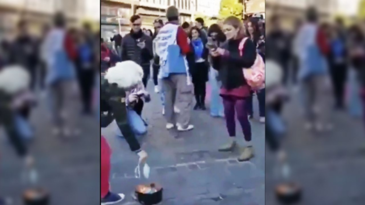 Crecen los contagios y en el Obelisco queman barbijos