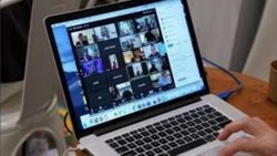 Sesión virtual "al desnudo" en Colombia