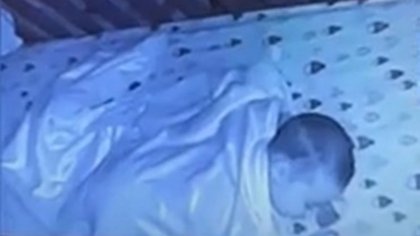 Escalofriante: fantasma acecha a bebé mientras duerme