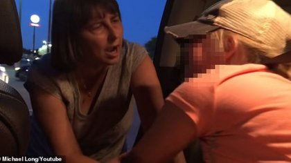 "El novio de mamá me toca y ella nos mira"