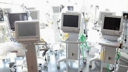 Los 50 respiradores siguen trabados, ahora en ANMAT