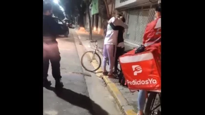 Pidió delivery, le robaron al repartidor, y le regaló su bici