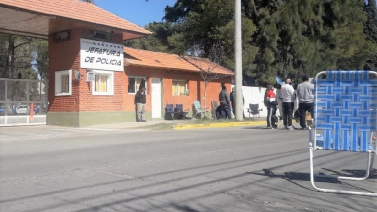 Esperan al jefe de la policía, con chulengos y reposeras