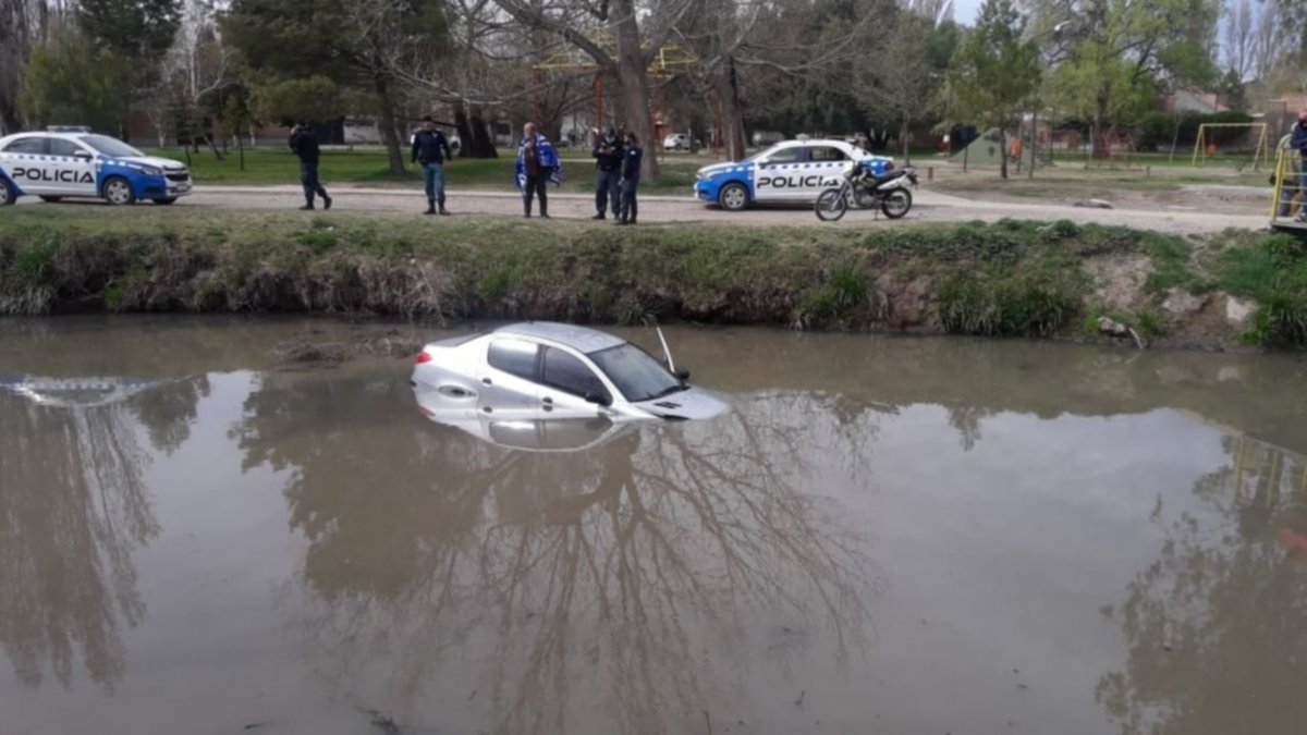 Cayó con su auto al arroyo Duran y lo sacaron los vecinos
