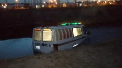 Chocó y cayó al canal una ambulancia con muestras de Covid