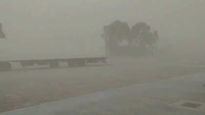 Video: el techo de un gimnasio se desprendió por el viento