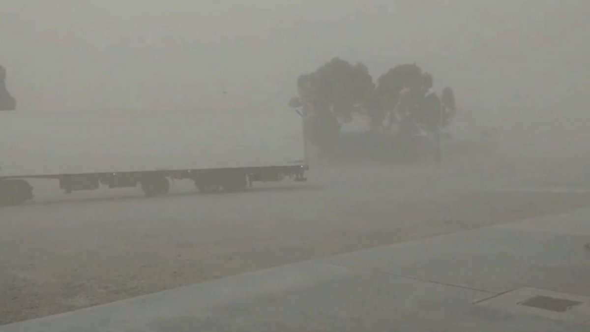 Video: el techo de un gimnasio se desprendió por el viento