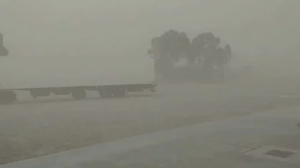 Video: el techo de un gimnasio se desprendió por el viento