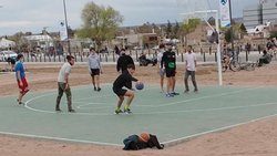 "Si vamos nos mandan al carajo": Juegan al básquet como si nada