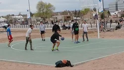 "Si vamos nos mandan al carajo": Juegan al básquet como si nada