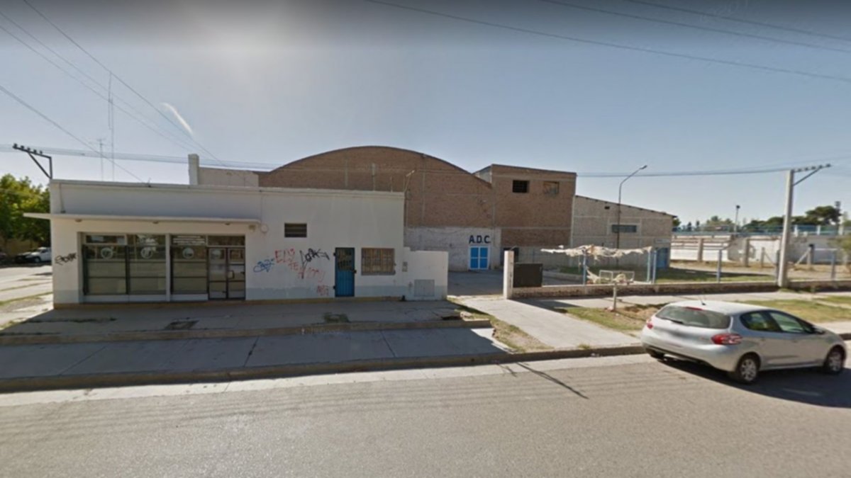 Dos chicos dañaron y rociaron con nafta el club Centenario