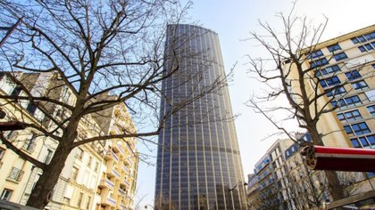 Intentó escalar el edificio más alto de París sin seguridad
