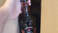 Compró una notebook y recibió un licor barato