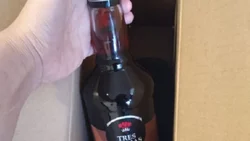 Compró una notebook y recibió un licor barato