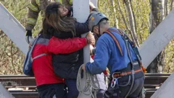 Se bajó del puente la mujer que amenazó con tirarse