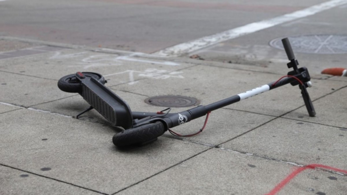 Murió un hombre tras estrellarse con su monopatín eléctrico