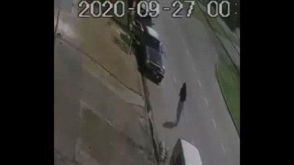 Video: Enojada con su ex, le reventó el parabrisas