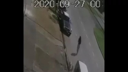 Video: Enojada con su ex, le reventó el parabrisas