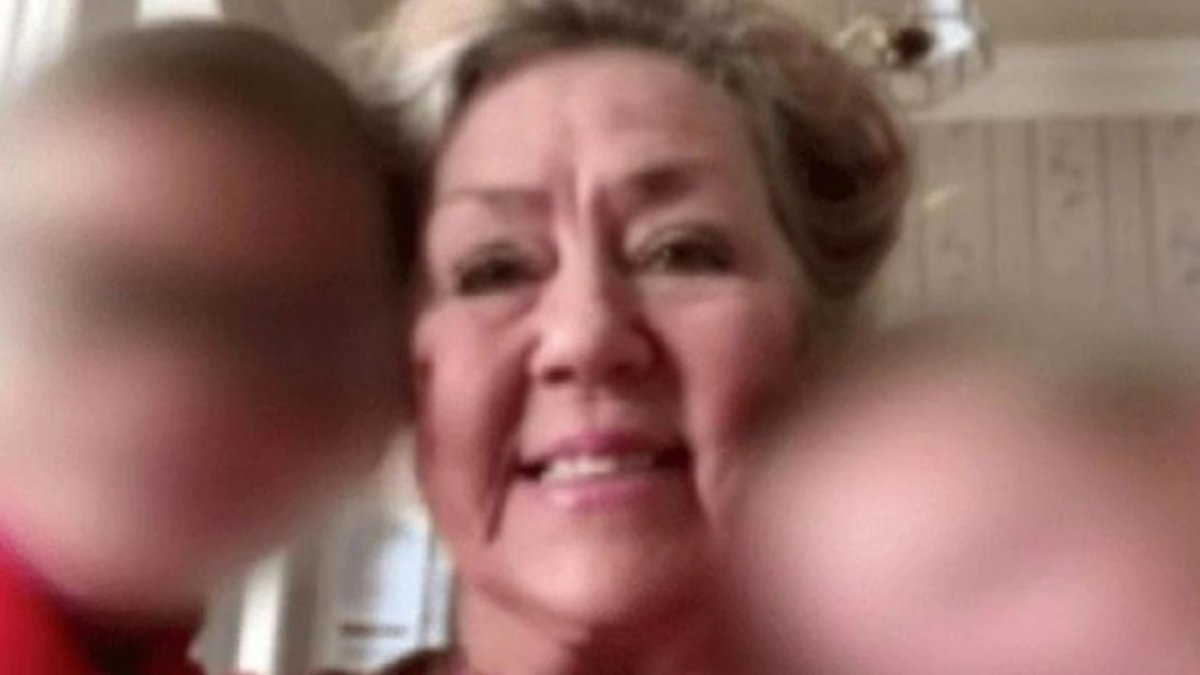 Nenes de 5 y 7 años, atrapados con el cadáver de su abuela