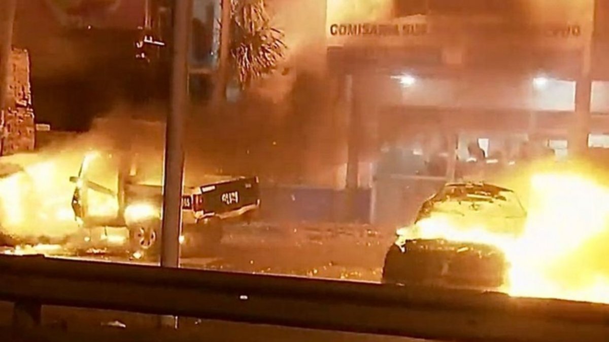 Violencia extrema, autos quemados, tras un asesinato