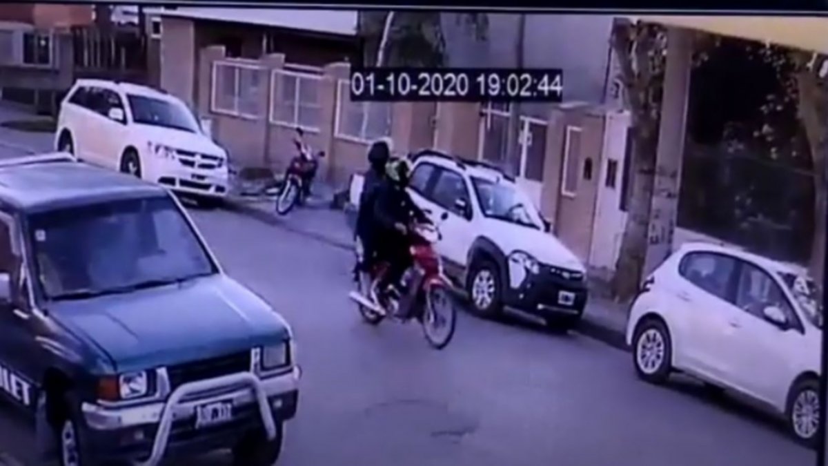Video: así le robaron la moto recién comprada en Cipolletti