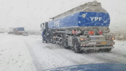 Asistieron a 46 vehículos “enterrados” por la nieve