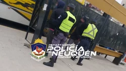 Esperaban el colectivo y uno tenía un cuchillo