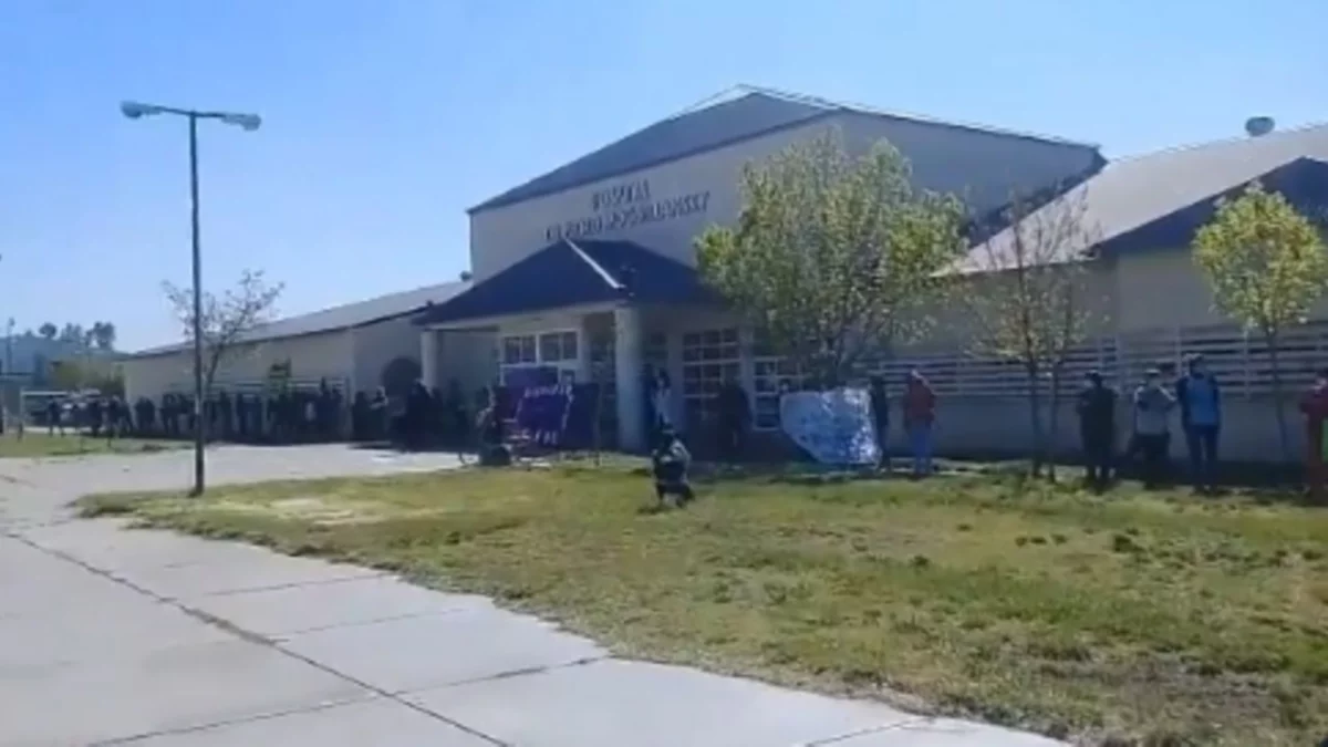 Abrazo de empleados preocupados al hospital de Cipolletti