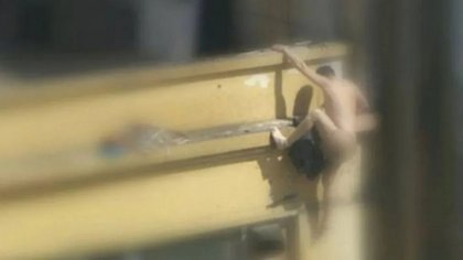 Se tiró desnudo de un edificio; huía del marido de su amante