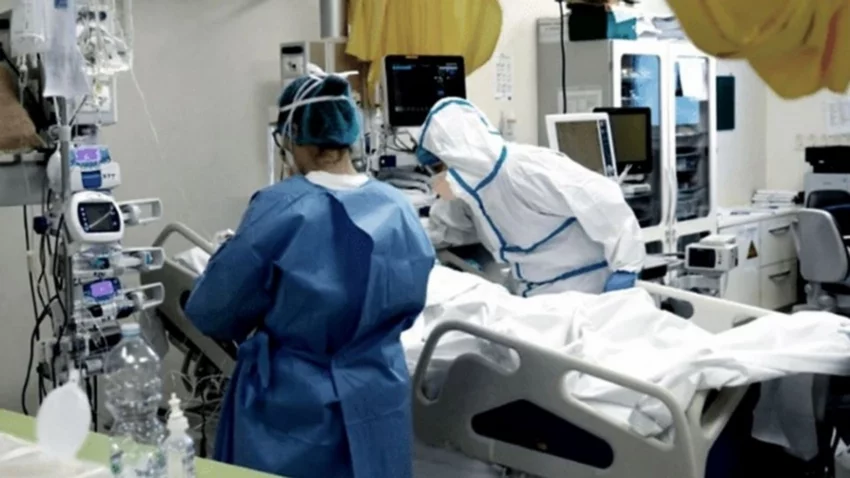 Se contagió a propósito y ahora está con respirador