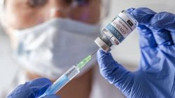 Frenaron otra vacuna por "rara enfermedad" de un voluntario
