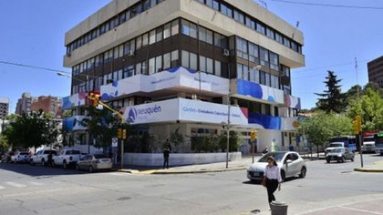 Un árbol le destrozó el auto...y le reclamó al Municipio