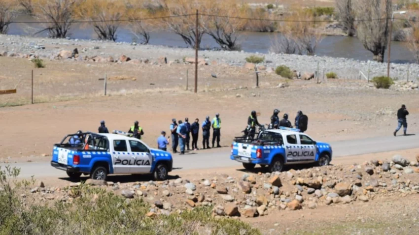 Desalojo y detenciones en Nahueve, por la represa