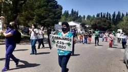 En búsqueda de un "culpable" del Covid; balas a los médicos