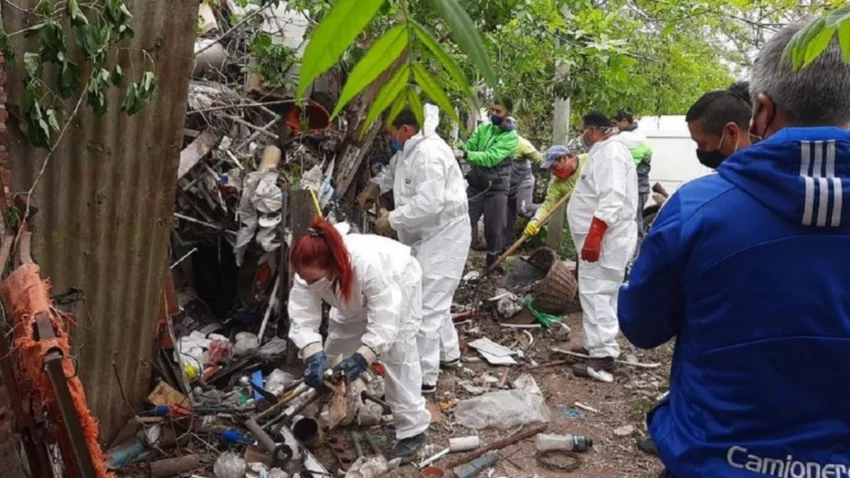 Acumulador de basura: sacaron de su casa siete camiones